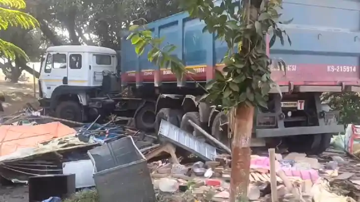 Bihar Accident News : मुंगेर में चाय दुकान में घुसी अनियंत्र