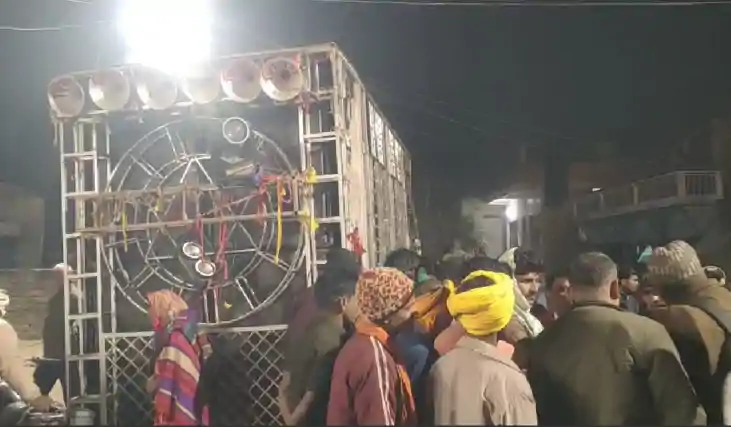 शादी की खुशियां मातम में बदलीं: बेकाबू डीजे ट्रॉली ने 10 लोग