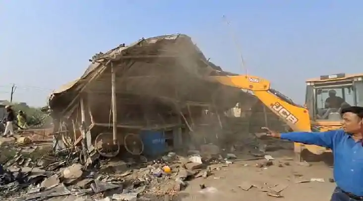 शहर से श्मशान तक अतिक्रमण पर 'बुलडोजर प्रहार': ईओ ने कहा- 'ज