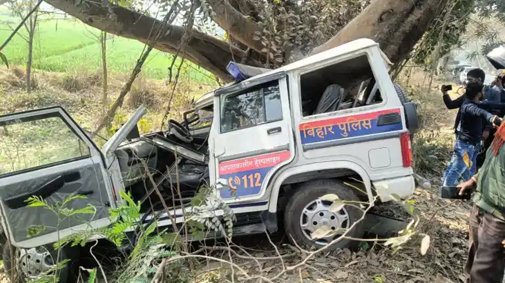 Dial 112 Police Vehicle Crashes Into Tree 4 Cops Injured 2 C