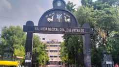 NMCH में प्रशासन का बड़ा एक्शन: 2 घंटे तक चला छापेमारी अभियान, दो दलाल गिरफ्तार; सुरक्षा गार्डों और कर्मियों की भूमिका भी शक के घेरे में