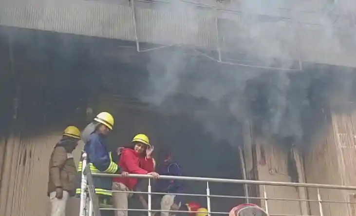 पटना में भीषण अगलगी: संपतचक के चानोर टावर में लगी आग, लाखों 