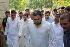 Gopal khemka murder – गोपाल खेमका के परिजनों से मिलने पहुंचे तेजस्वी का दिखा गुस्सा, कहा – इतनी देर हो गई, हत्यारों को पकड़ नहीं पाई नीतीश की पुलिस