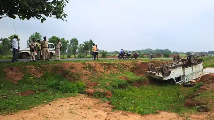 Bihar News : पुलिस को देखकर भाग रही शराब से लदी पिकअप ने मार Bihar News : पुलिस को देखकर भाग रही शराब से लदी पिकअप ने मार