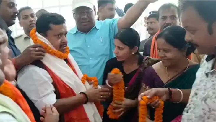 Bihar News : अजगैबीनाथ धाम पहुंचे पथ निर्माण मंत्री नितिन नव Bihar News : अजगैबीनाथ धाम पहुंचे पथ निर्माण मंत्री नितिन नव