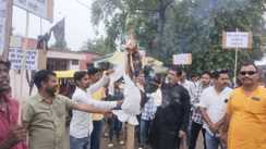 Bihar Politics : भाजपा कार्यकर्ताओं ने अपने ही जिलाध्यक्ष का किया पुतला दहन, पद से की हटाने की मांग, जानिए क्या है पूरा मामला 