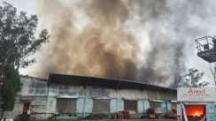 Fire in amul plant - अमूल प्लांट में लगी आग, करोड़ों रुपए के दूध, दही और मक्खन सहित अन्य सामान जलकर बर्बाद