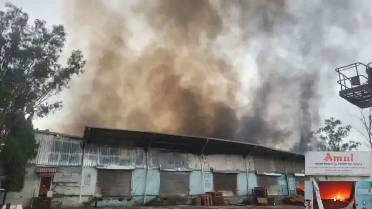 Fire in amul plant - अमूल प्लांट में लगी आग, करोड़ों रुपए के Fire in amul plant - अमूल प्लांट में लगी आग, करोड़ों रुपए के