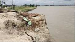 Bihar Flood News : खगड़िया के चौथम में तेज हुआ कोसी का कटाव, देखते ही देखते नदी में समाये आधा दर्जन परिवारों के घर, इलाके में मची अफरा तफरी 