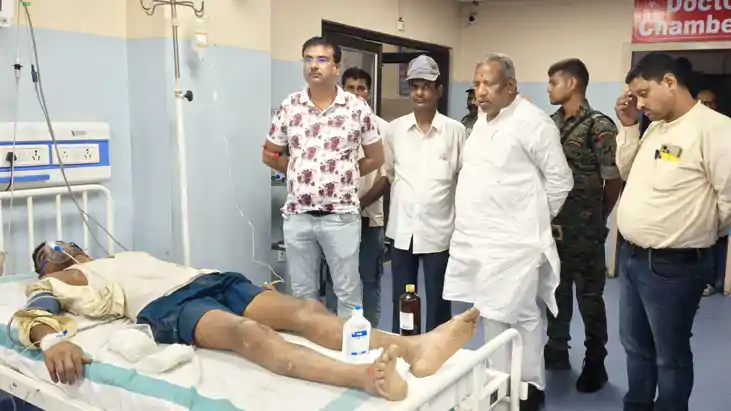Bihar News : नालंदा में सड़क पर तड़पते जख्मी युवक का लोग बना
