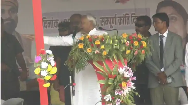 Bihar News : दरभंगा में मंच पर से ही सीएम नीतीश डीएम को लगे Bihar News : दरभंगा में मंच पर से ही सीएम नीतीश डीएम को लगे