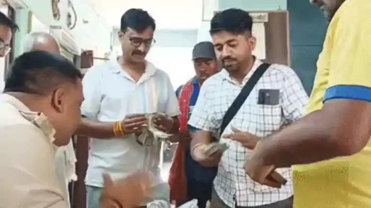 Patna News - पांच लाख देखकर भी नहीं डोला मन, पेट्रोल पंप कर् Patna News - पांच लाख देखकर भी नहीं डोला मन, पेट्रोल पंप कर्
