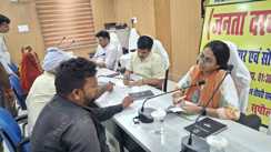 जनता दरबार में डीएम ने सुनीं फरियादियों की समस्याएं, त्वरित कार्रवाई के दिए सख्त निर्देश