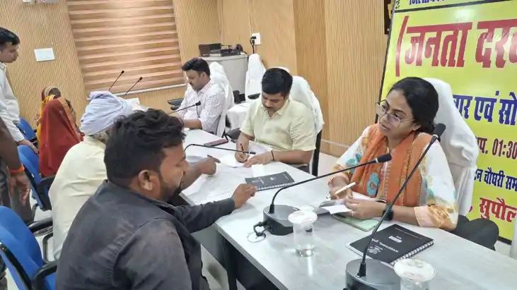 जनता दरबार में डीएम ने सुनीं फरियादियों की समस्याएं, त्वरित 