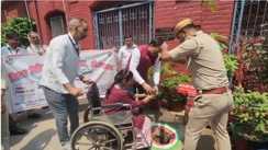 औरंगाबाद में पर्यावरण दिवस पर प्रधान जिला जज की अनूठी पहल : दिव्यांग महिला कर्मी से कराया वृक्षारोपण