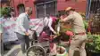 औरंगाबाद में पर्यावरण दिवस पर प्रधान जिला जज की अनूठी पहल : दिव्यांग महिला कर्मी से कराया वृक्षारोपण