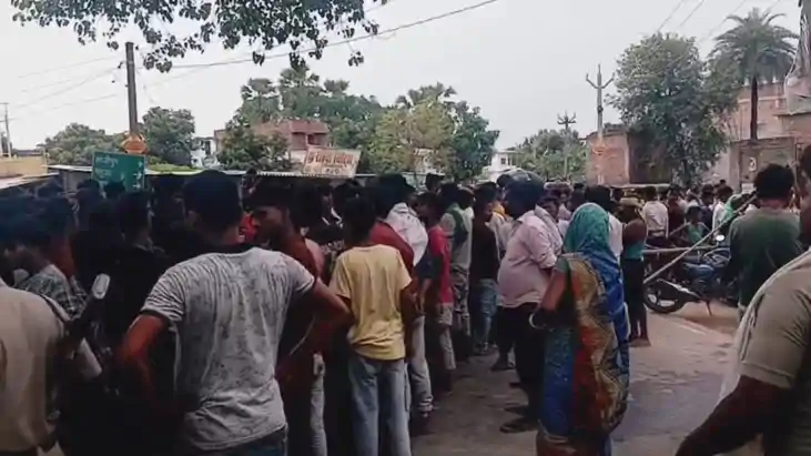 करंट लगने से बच्ची की मौत के बाद भारी हंगामा,  सड़क पर शव रख