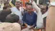 तीन राज्यों में भाजपा की जीत पर कार्यकर्ताओं का जश्न, प्रजातंत्र चौक पर बांटी गई मिठाइयां और झालमुड़ी