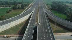 मतदाताओं को लेकर बिहार आ रही बस के ड्राइवर की चलती बस में हार्ट अटैक से मौत, एक्सप्रेसवे पर बड़ा हादसा टला