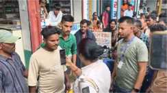 शराब तस्कर और उत्पाद विभाग टीम के बीच हाई वोल्टेज ड्रामा: 30 लीटर देसी शराब के साथ एक गिरफ्तार, दूसरा फरार
