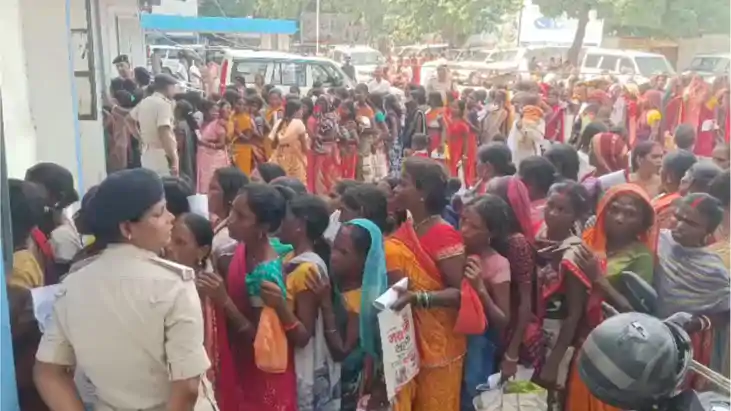 तीन डिसमिल जमीन के लिए समाहरणालय में उमड़ी हजारों महिलाओं की