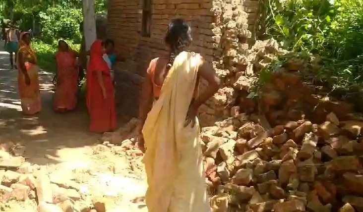 Bihar news - गिरती दीवार के पास खेल रहे दो बच्चों को बहादुर Bihar news - गिरती दीवार के पास खेल रहे दो बच्चों को बहादुर