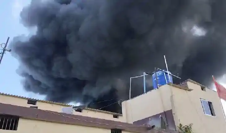 Fire in Factory - पटना में थर्मोकोल फैक्ट्री में भीषण आग, का