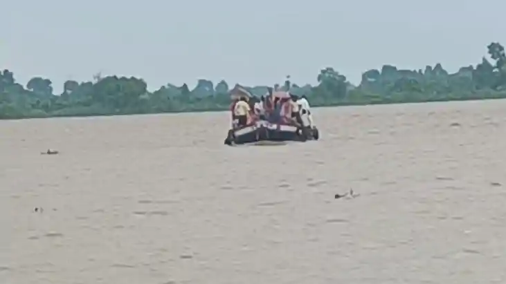 Bihar Flood: गंगा-गंडक का रौद्र रूप! मंदिर से थाना तक डूबा, 