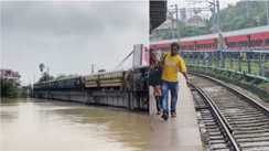पटना-गया रेलखंड के जट डुमरी के पास रेलवे ट्रैक तक पहुंचा पुनपुन का पानी, डाउन लाइन पर ट्रेनों का परिचालन बंद