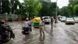 पटना में भारी बारिश और गंगा के बढ़े जलस्तर से सड़कों पर कई फीट पानी जमा, पुलिस ने जारी किया निर्देश 