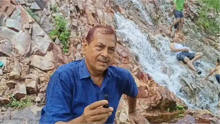 मुंगेर के जमालपुर में बारिश के बाद फूटा काली पहाड़ी का झरना,
