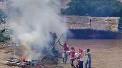 Patna Flood Ganga Rises  No Dry Land for Last Rites at Ghat