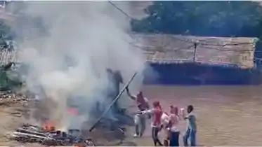 Patna Flood Ganga Rises  No Dry Land for Last Rites at Ghat