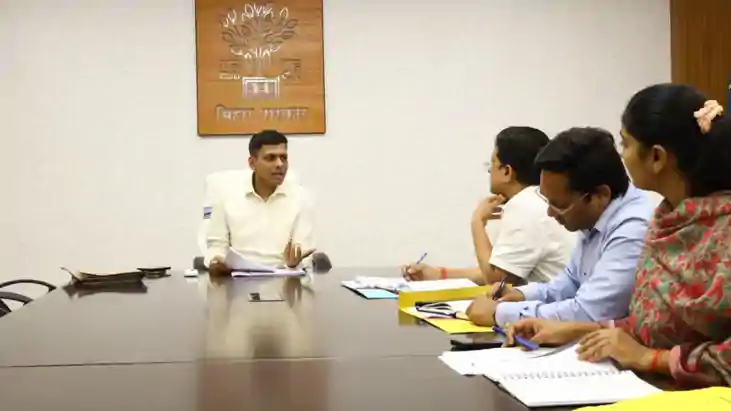 नगर निकायों की व्यवस्था सुधारने को डीएम सख्त, अतिक्रमण पर नि