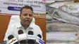 गंडक नदी में नेपाल से बहकर आ रहीं मरी मछलियां, प्रशासन ने खाने-बेचने पर लगाई रोक