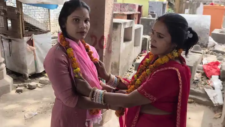 ‘अजब प्रेम की गजब दास्तान’: दो बच्चों की मां ने युवती संग रच