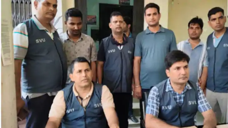 अपने कार्यालय कक्ष में ही घूस ले रहा था बिजली विभाग का जेई औ