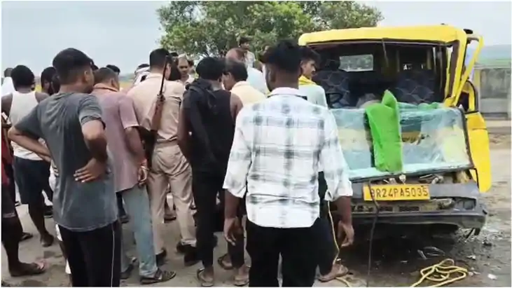 आरा में स्कूल वैन और बालू लदे ट्रक मे टक्कर, चालक समेत कई बच