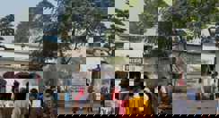 रफ्तार का कहर: NH-106 पर ट्रक ने बाइक सवार तीन युवकों को रौंदा, हालत नाजुक; ट्रक लेकर चालक फरार