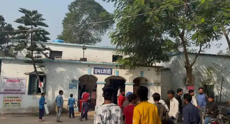 रफ्तार का कहर: NH-106 पर ट्रक ने बाइक सवार तीन युवकों को रौं