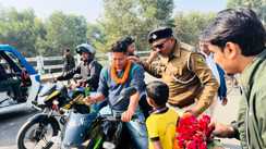 Bihar News : सड़क सुरक्षा सप्ताह को लेकर जमुई पुलिस को मिला स्कूली बच्चों का साथ, फूल और चॉकलेट देकर बच्चों ने पढ़ाया सड़क सुरक्षा का पाठ