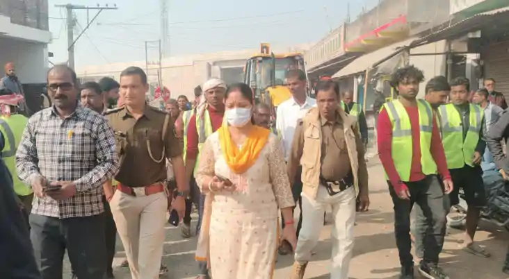 सिमराही में अतिक्रमण हटाने को लेकर दूसरे दिन भी चला प्रशासन 