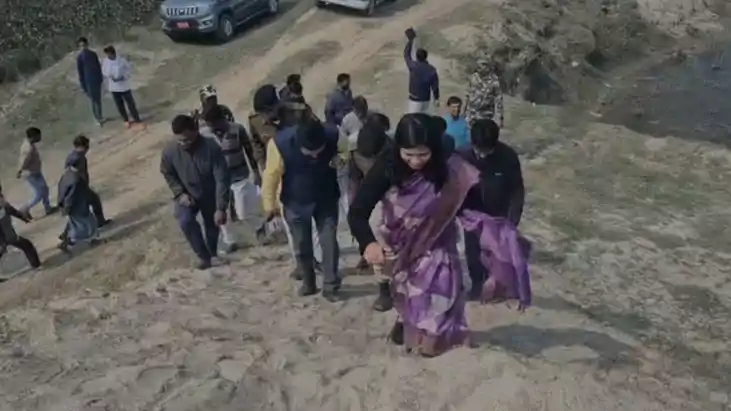 DM Pratibha Rani Climbs 15Ft Embankment to Inspect Bagmati