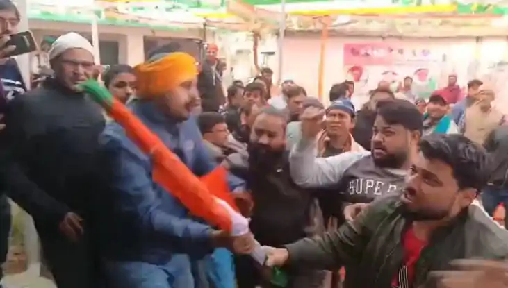 कांग्रेस की बैठक बनी अखाड़ा: प्रदेश अध्यक्ष के सामने चले लात