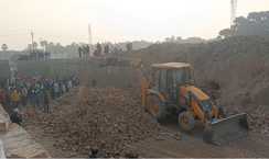 ईंट भट्ठा शुरू होते ही 80 फीट ऊंची चिमनी फटी, भीषण विस्फोट में मैनेजर और दो फायरमैन जख्मी, करोड़ों की संपत्ति का नुकसान