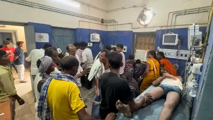 Bihar News : ताजिया उठाने के दौरान हाई वोल्टेज तार की चपेट म Bihar News : ताजिया उठाने के दौरान हाई वोल्टेज तार की चपेट म