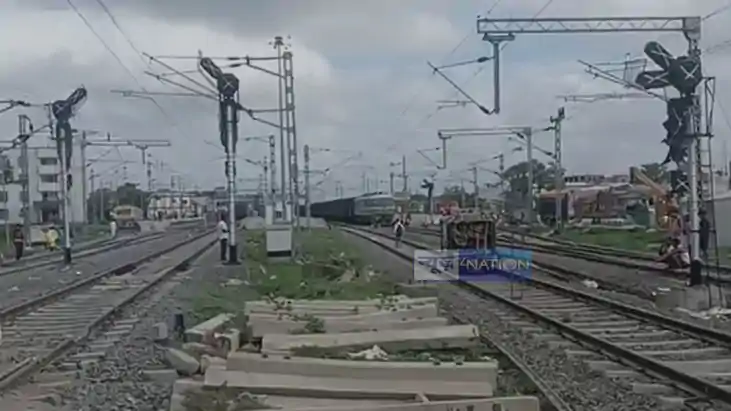 drunk auto driver rammed his vehicle onto the railway track drunk auto driver rammed his vehicle onto the railway track