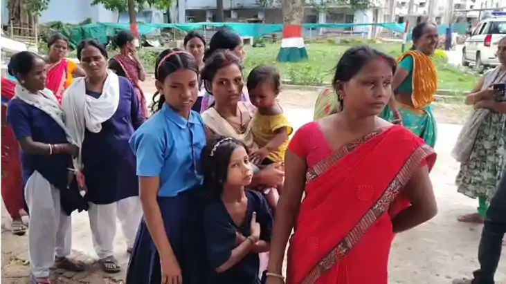 ताड़ के पेड़ के नीचे दबकर बुजुर्ग महिला की दर्दनाक मौत, सब्ज