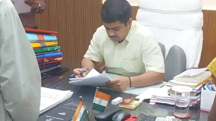 जन संवाद में डीएम ने सुनीं लोगों की समस्याएं, त्वरित कार्रवा