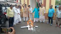 Bihar News : बिहार सरकार के टोल और होल्डिंग टैक्स लेने के फैसले के खिलाफ कांग्रेस का हल्लाबोल, सीएम सम्राट चौधरी का फूंका पुतला
